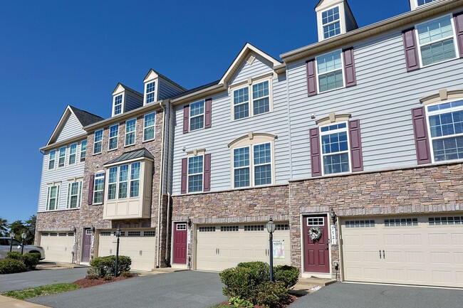 Building Photo - Move-in ready Townhome in Wenworth Green C...