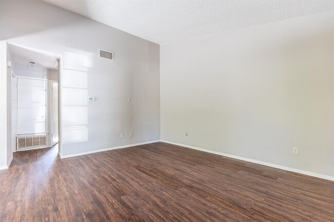 Foto del edificio - 6201 Berkett Cove