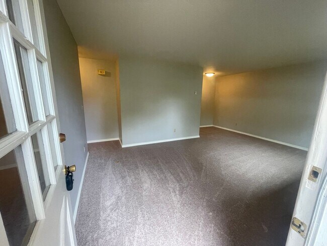 Foto del edificio - Charming Forest Grove 2BR Home – Great Wal...