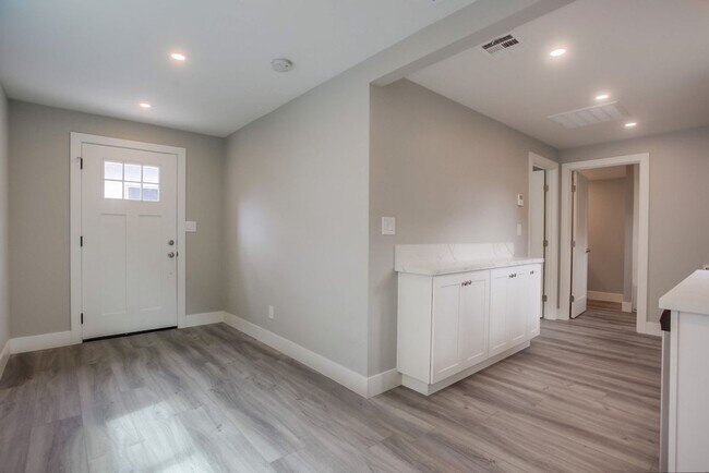 Building Photo - 3266