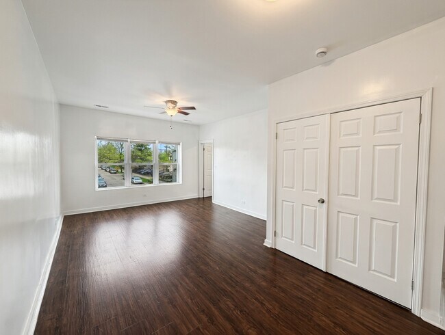 Foto del edificio - 5833 W Irving Park Rd