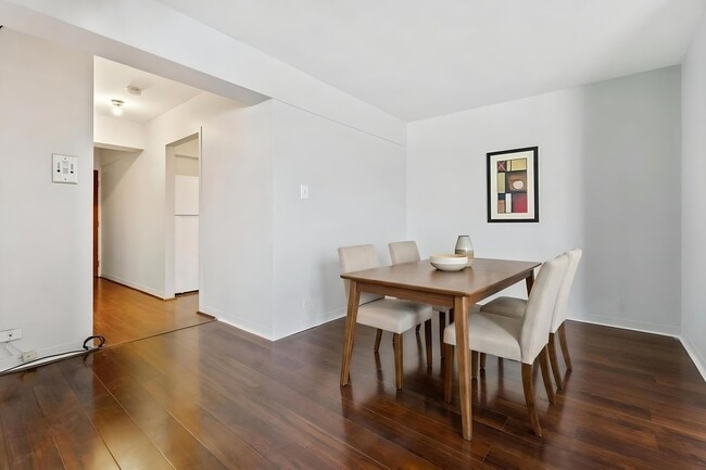 Foto del edificio - 7337 S South Shore Dr