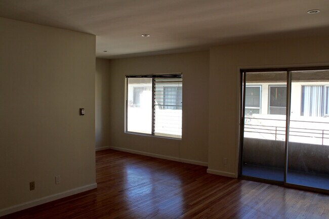 Building Photo - 3345 Mentone Ave