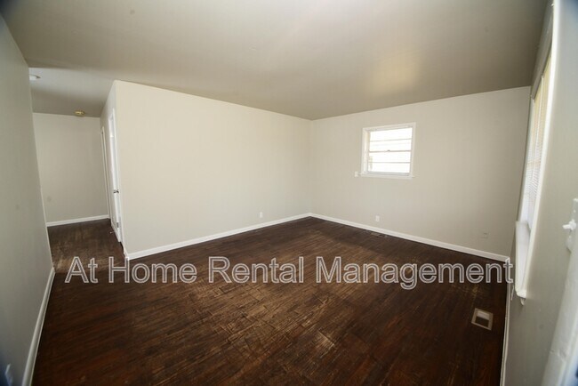 Foto del edificio - 10219 E 7th St