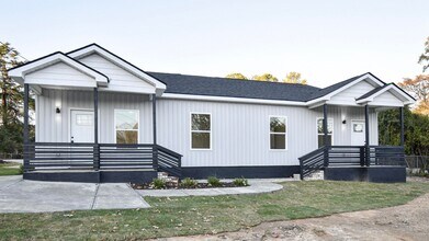 Building Photo - 2122 Circular Dr