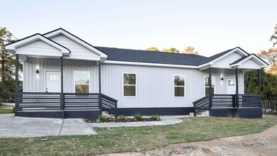 Building Photo - 2122 Circular Dr