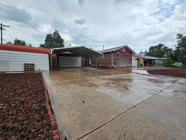 Foto del edificio - 4-Bedroom Home with In-Ground Pool, Solar ...