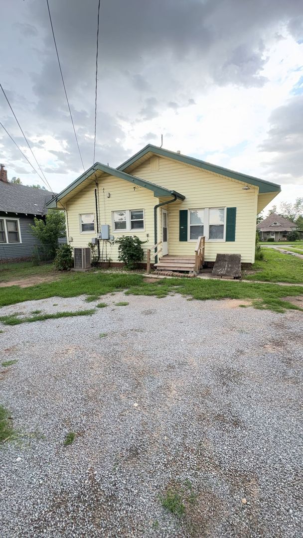 Building Photo - 1326 W Elm Ave