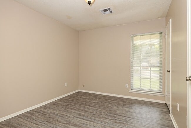 Foto del edificio - 5731 Roxboro Dr