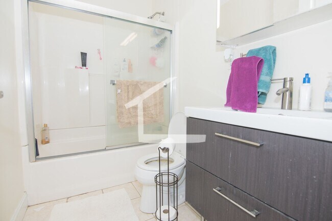 Foto del edificio - Nicely renovated 4 bed 2 bath unit in a prime spot in Brookline!