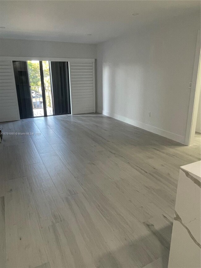 Foto del edificio - 575 Crandon Blvd