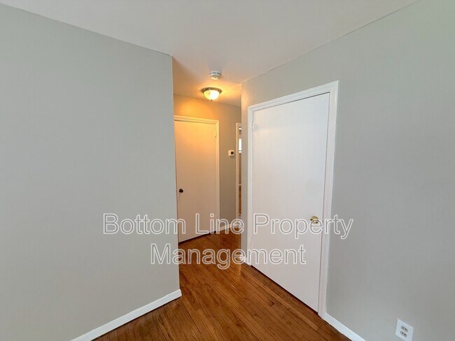 Building Photo - 561 Blendwood Dr