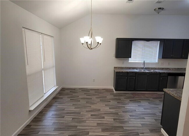 Foto del edificio - Upgraded 3 bedroom 2 bathroom home!  HOUSI...