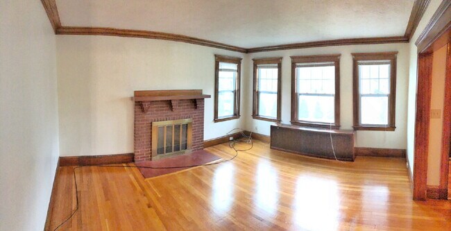 Building Photo - Charming 3-Bedroom Haven in prime Milton neighborhood!