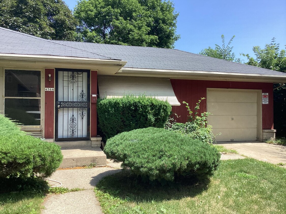 Primary Photo - 3 bedroom single family home with attached...