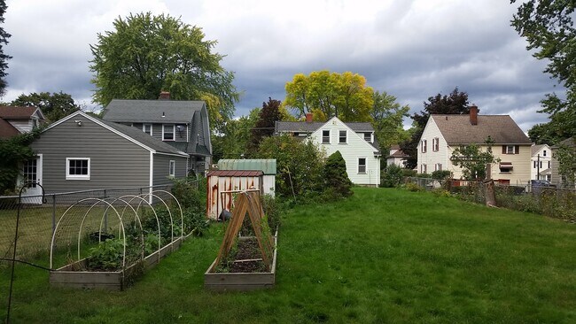 Foto del edificio - 1721 Blossom Rd