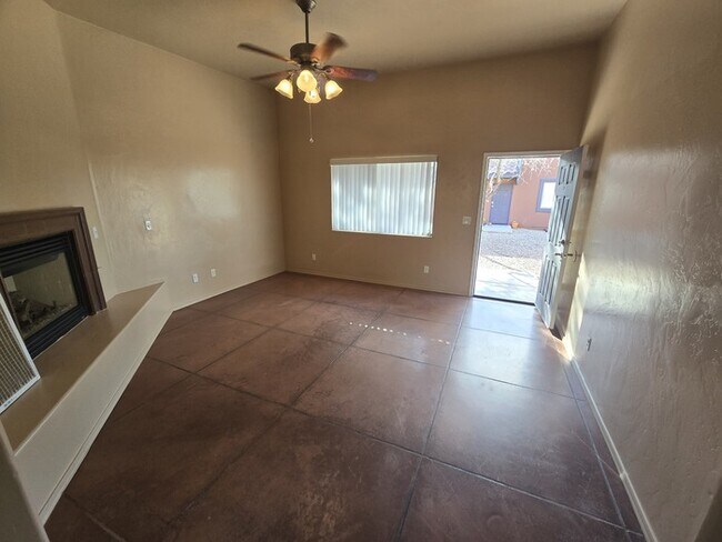 Foto del edificio - 3331 E Bermuda St