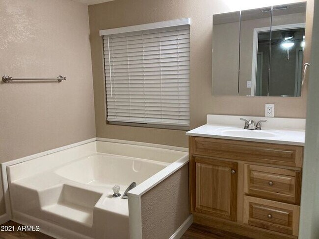 Building Photo - RENT TO OWN! MOVE IN READY! 2 BED 2 BATH M...
