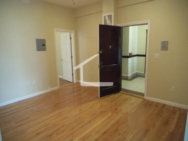 Building Photo - Updated 3 Bedroom Available 4/15/26- On the Green Line