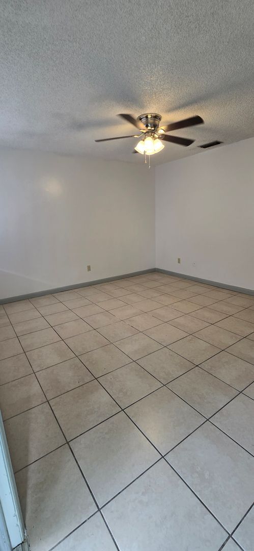 Building Photo - SPACIOUS 2 BEDROOM 1 BATH DUPLEX LOCATED I...