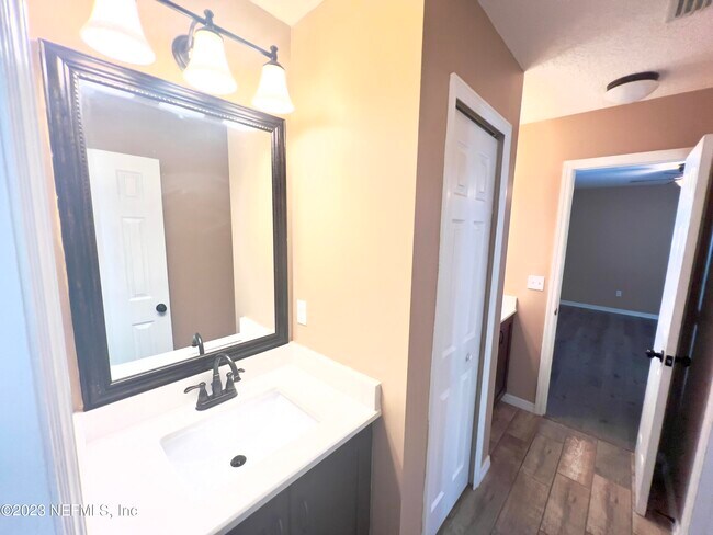 Foto del edificio - 651 Timbermill Ln