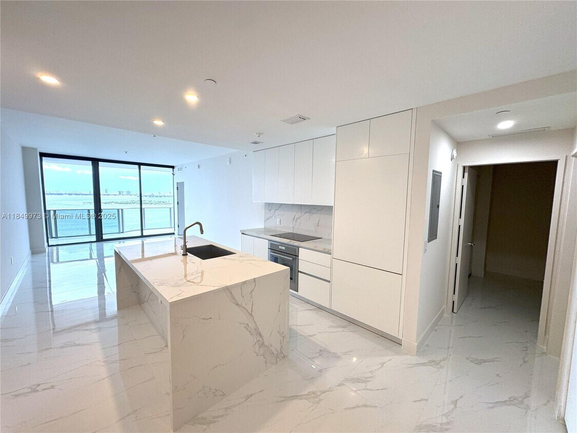 Foto principal - 700 NE 24th St