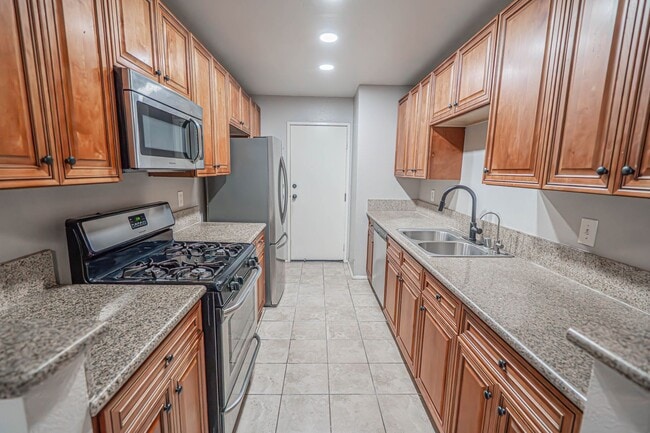 Building Photo - 3 Bedroom Townhome for Rent in Sylmar.