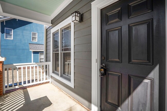 Building Photo - ADORALBE AND COZY-Come see this townhome i...