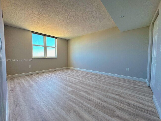 Building Photo - 3000 Coral Wy