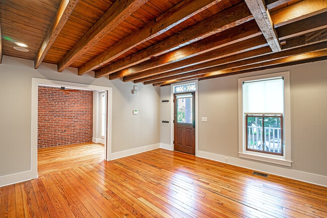 Building Photo - 325 D St SE