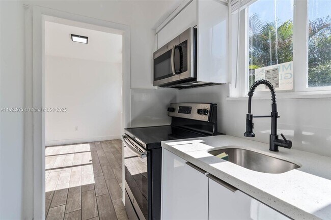 Foto del edificio - 2190 SW 14th Terrace