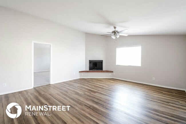 Building Photo - 10915 W Glenrosa Ave