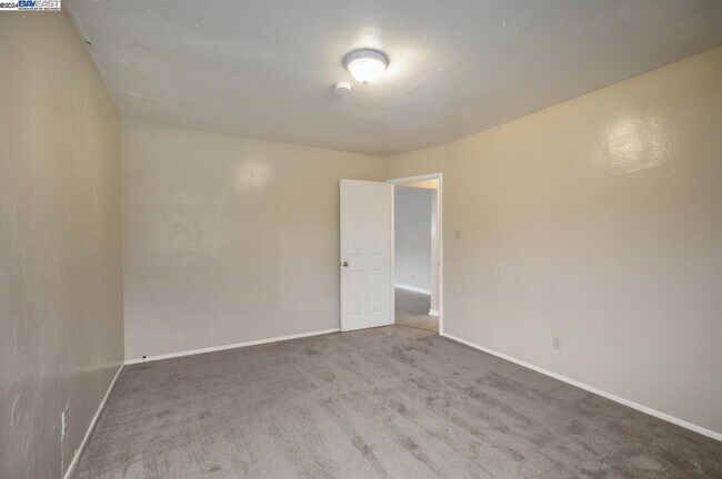 Building Photo - 7448