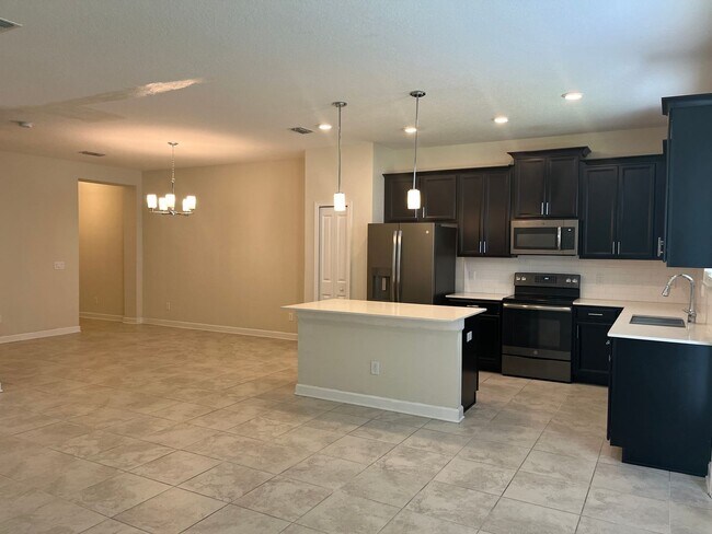 Building Photo - 4 Bed 3.5 Bath Townhouse in Storey Lake