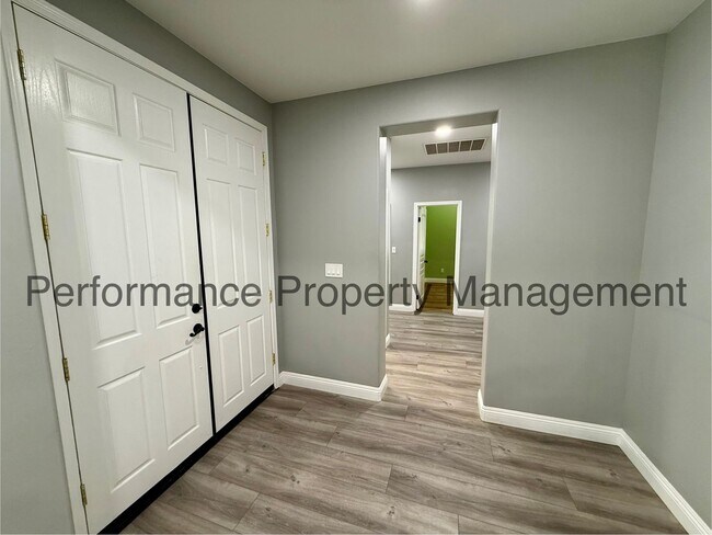 Foto del edificio - Stunning 4 Bed/3 Bath NW Bakersfield Home w/ Pool, RBP & Security Deposit Alternative Option