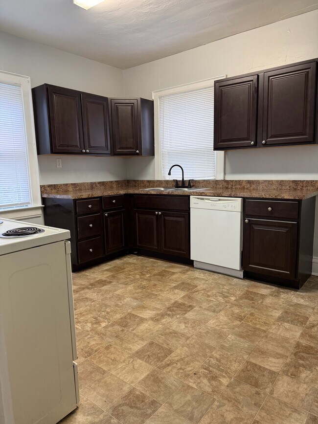 Kitchen - 154 5th Ave