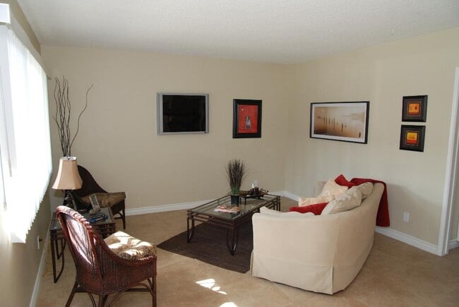 Building Photo - The Walnut Avenue Apartments