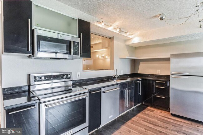 Foto del edificio - 3800 Powell Ln