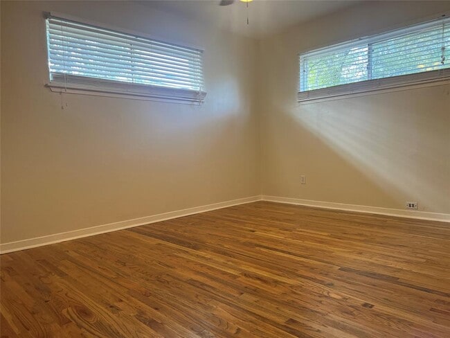 Building Photo - 907 Possum Trot St