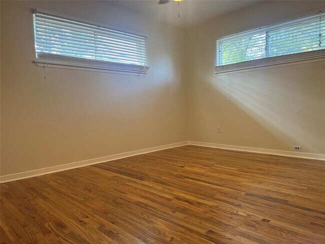 Foto del edificio - 907 Possum Trot St