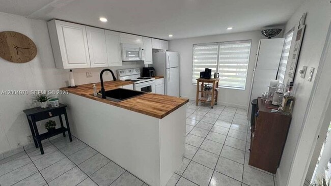 Building Photo - 219 W Lake Dr