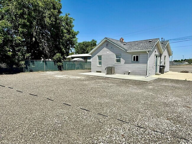 Foto del edificio - Charming 2-Bedroom Home with Patio, Storage & Plenty of Parking