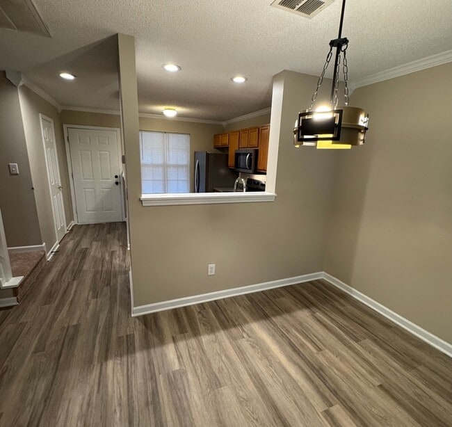 Building Photo - 10165 Forest Landing Dr