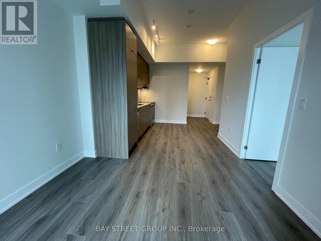 Building Photo - 430-430 Square One Dr