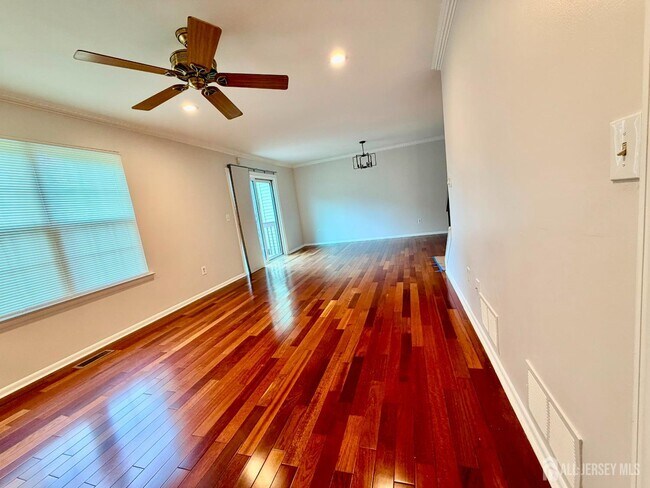 Foto del edificio - 12 Dogwood Dr
