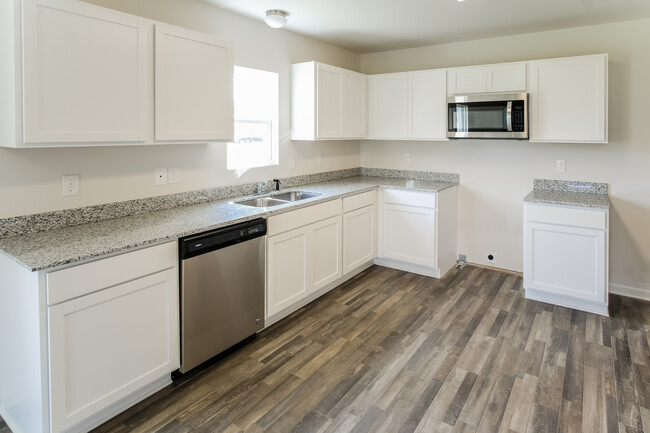 Building Photo - 1804 Lake Jocassee Dr