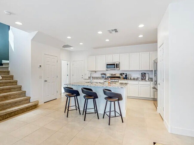Building Photo - HUGE NEW CONSTRUCTION, 4 BED W/LOFT, POOL ...