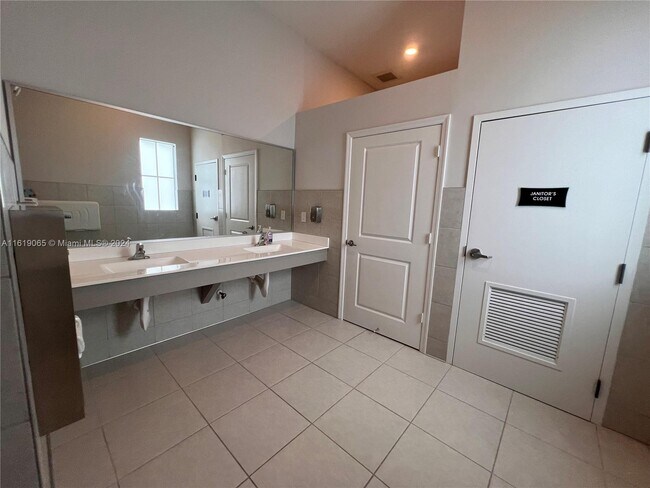 Building Photo - 4665 NW 120th Way