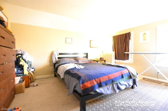 Building Photo - 5 br, 1 bath  - 21 Bentley St