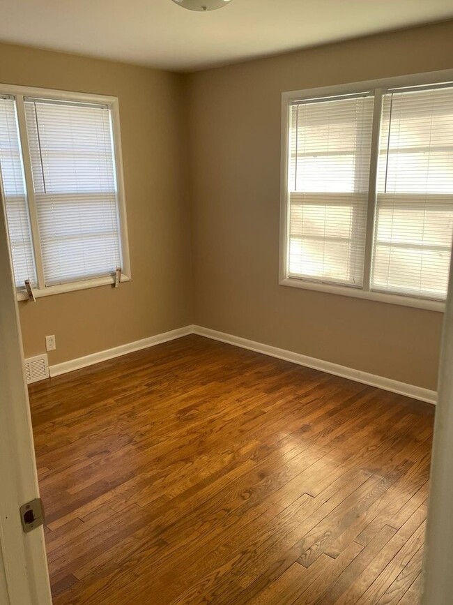 Building Photo - COMING SOON! 3 Bedrooms 1 Bathroom Home wi...